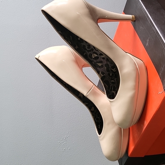 Guess Size 8.5 Nude Pumps Natalya - Picture 2 of 5